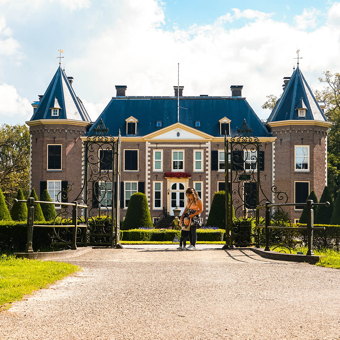 Cycling in Twente with kids: the 6 castles cycling route in Diepenheim